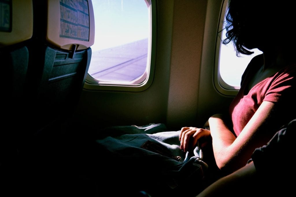 Single Frau alleine im Flugzeug